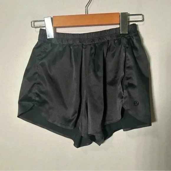 Lululemon Getaway Short satin 2 - Picture 4 of 6